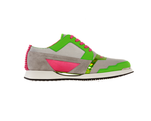 Sneakers con suola a mezzaluna bianca, pelle irridescente verde, camoscio grigio, lacci fucsia